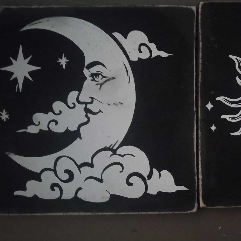 2 gothic aesthetic signs